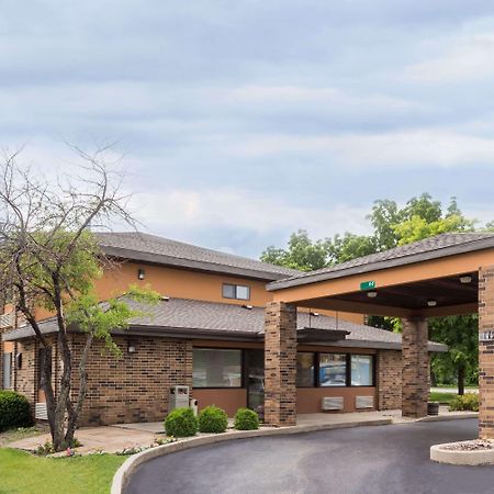 Days Inn By Wyndham Stoughton Wi. Bagian luar foto