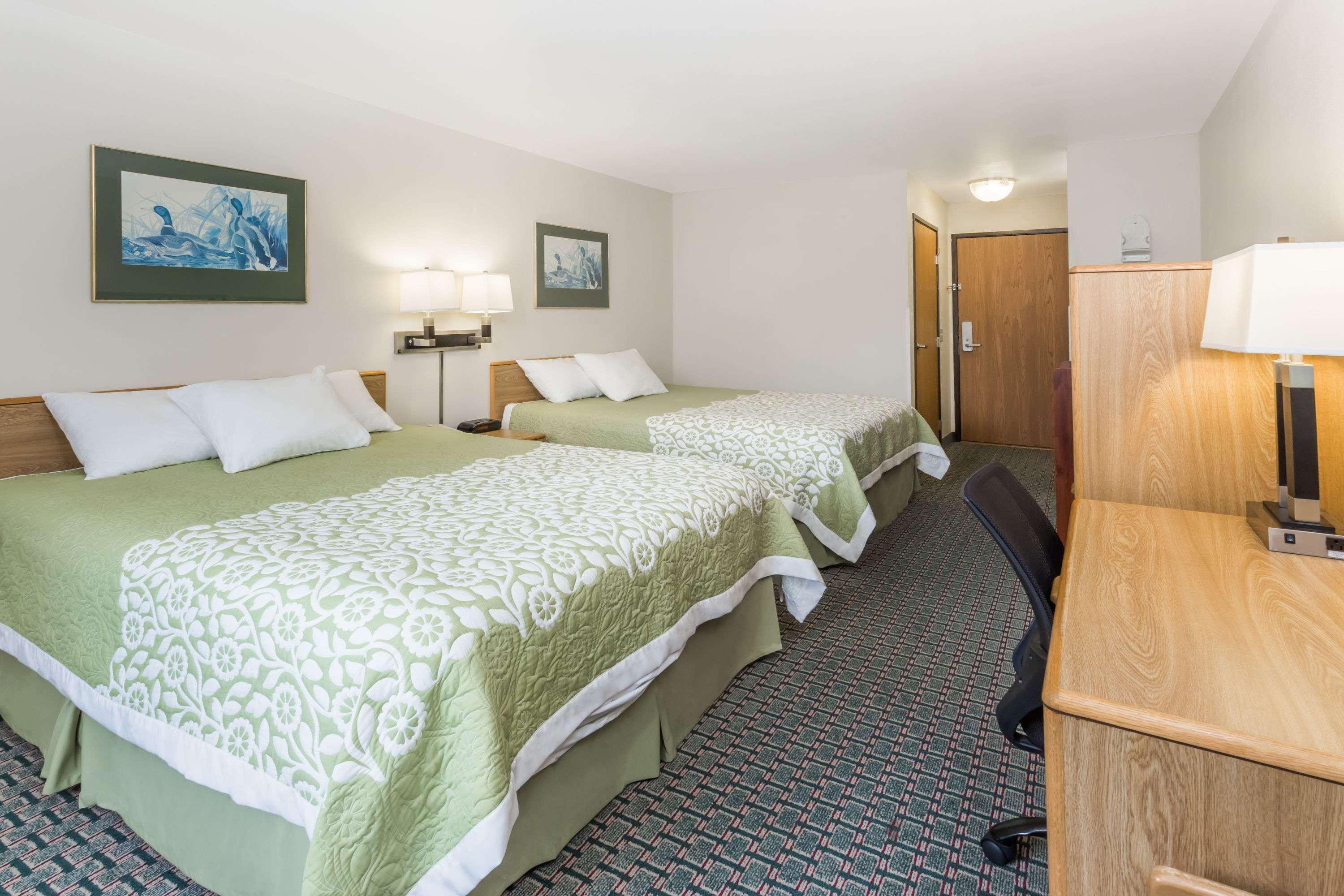Days Inn By Wyndham Stoughton Wi. Bagian luar foto