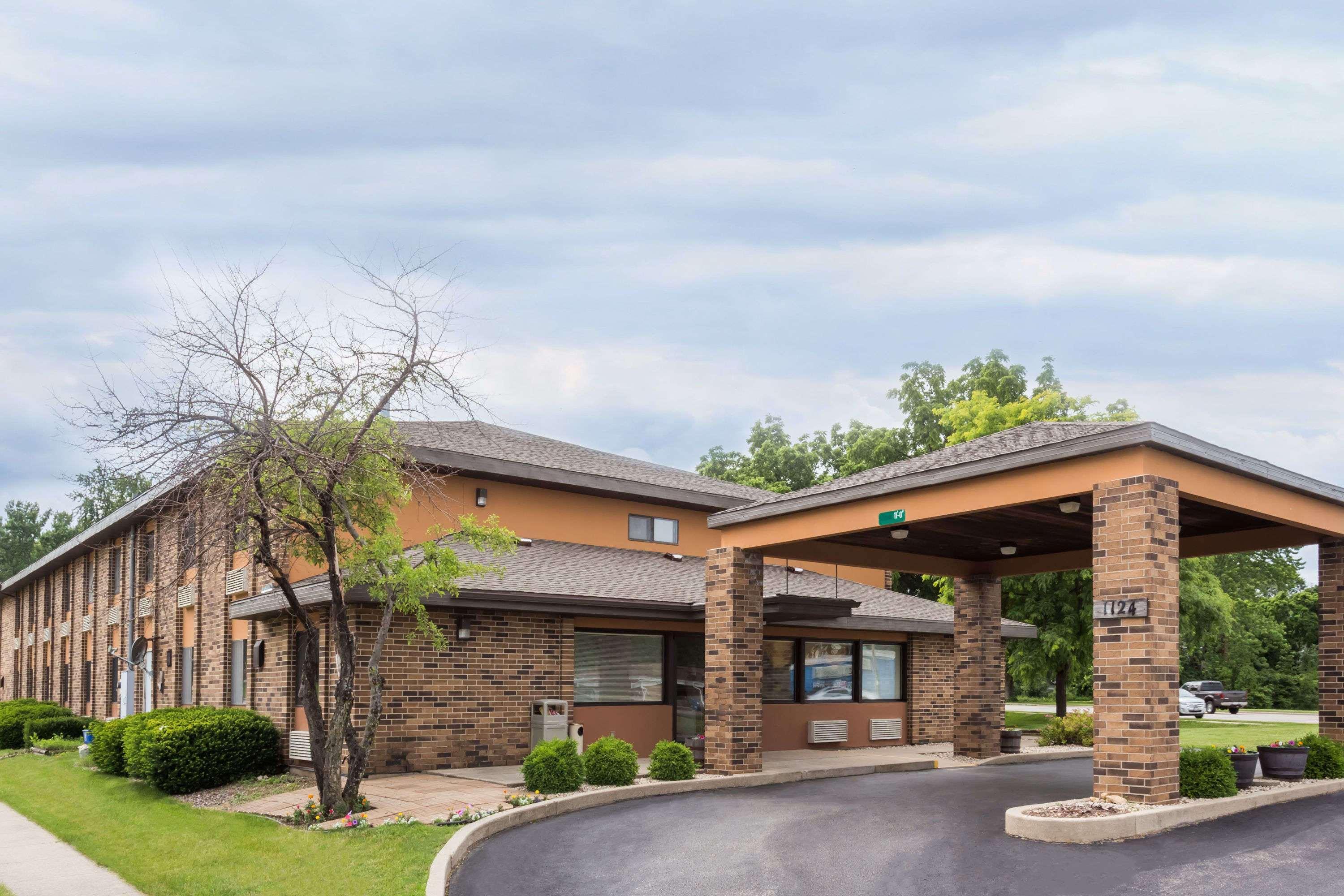 Days Inn By Wyndham Stoughton Wi. Bagian luar foto