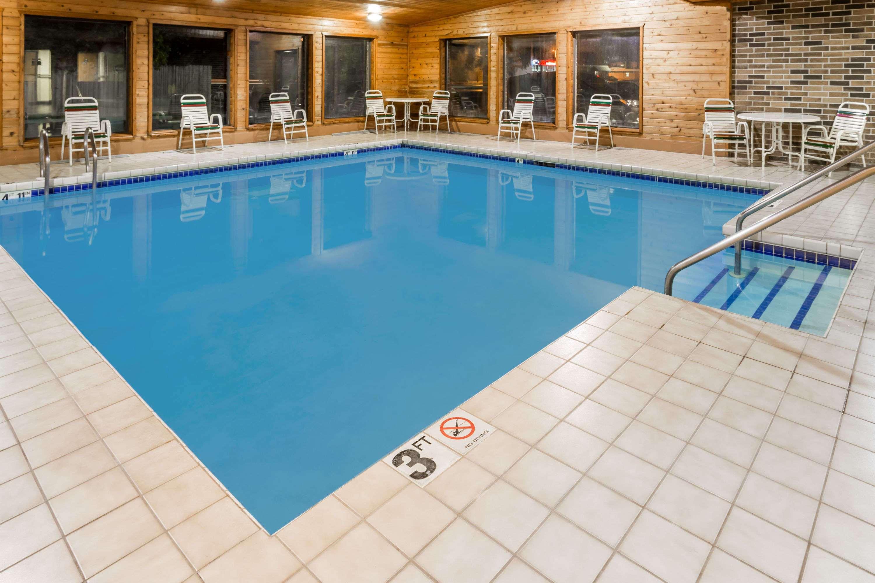 Days Inn By Wyndham Stoughton Wi. Bagian luar foto