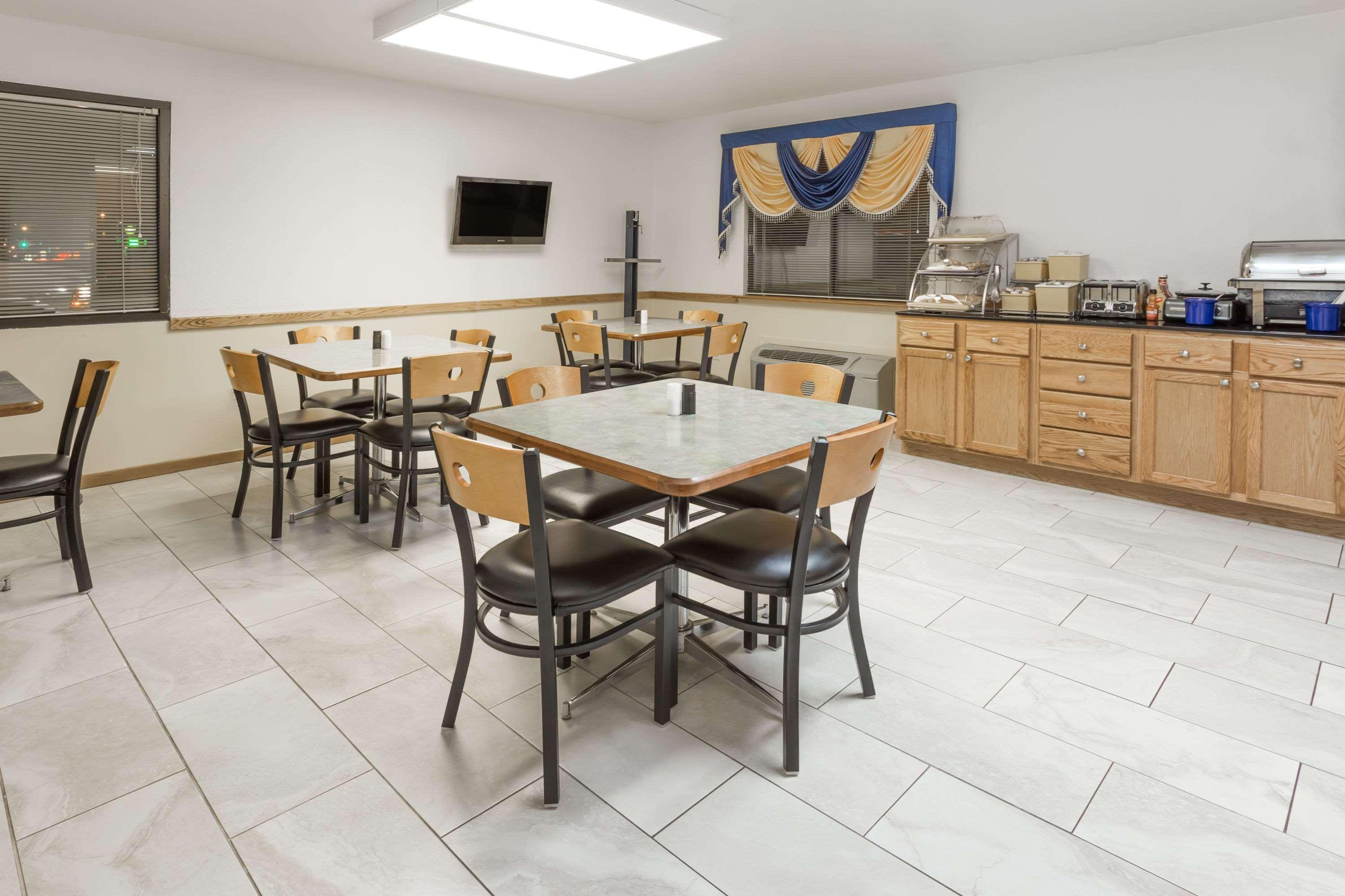 Days Inn By Wyndham Stoughton Wi. Bagian luar foto
