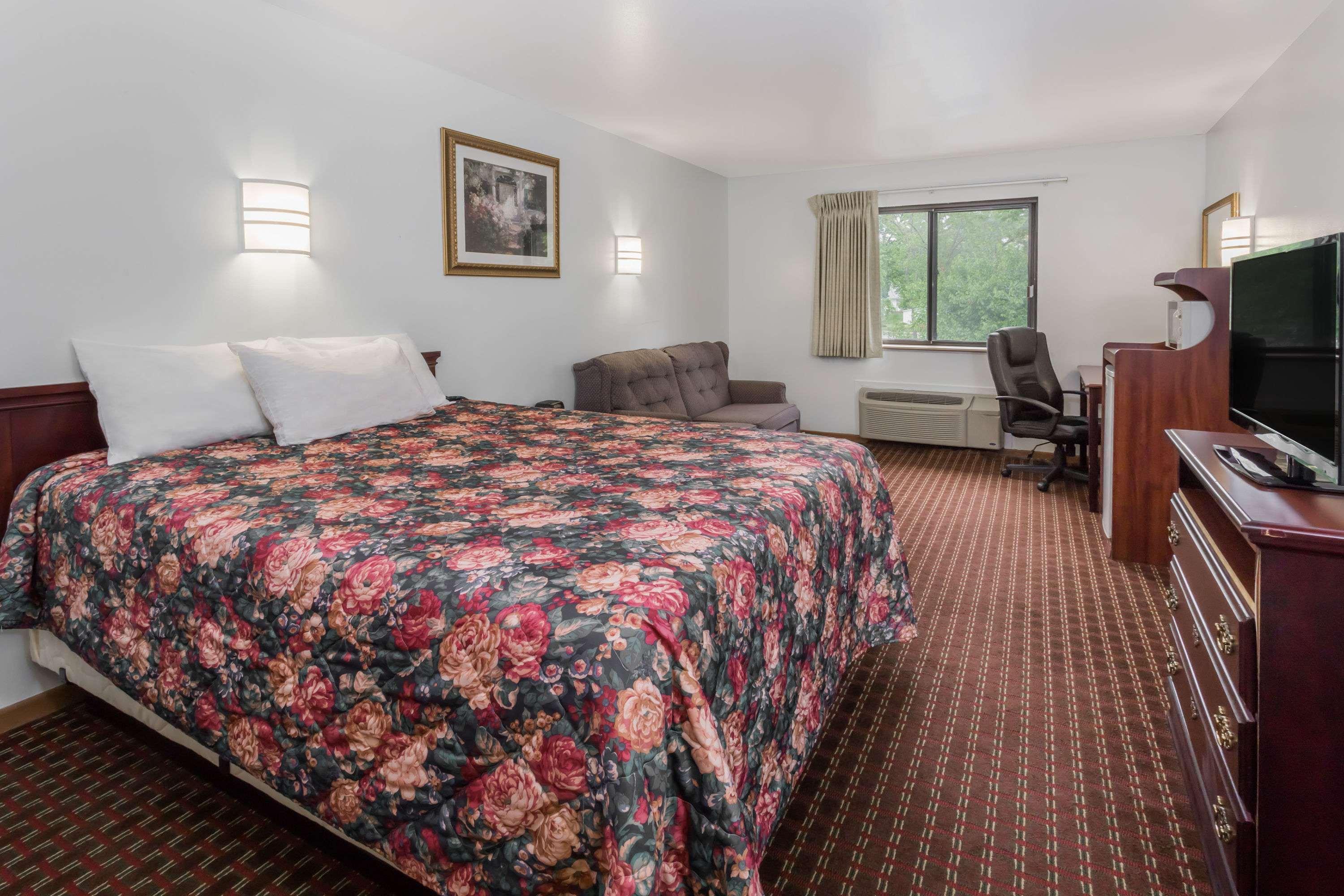 Days Inn By Wyndham Stoughton Wi. Bagian luar foto