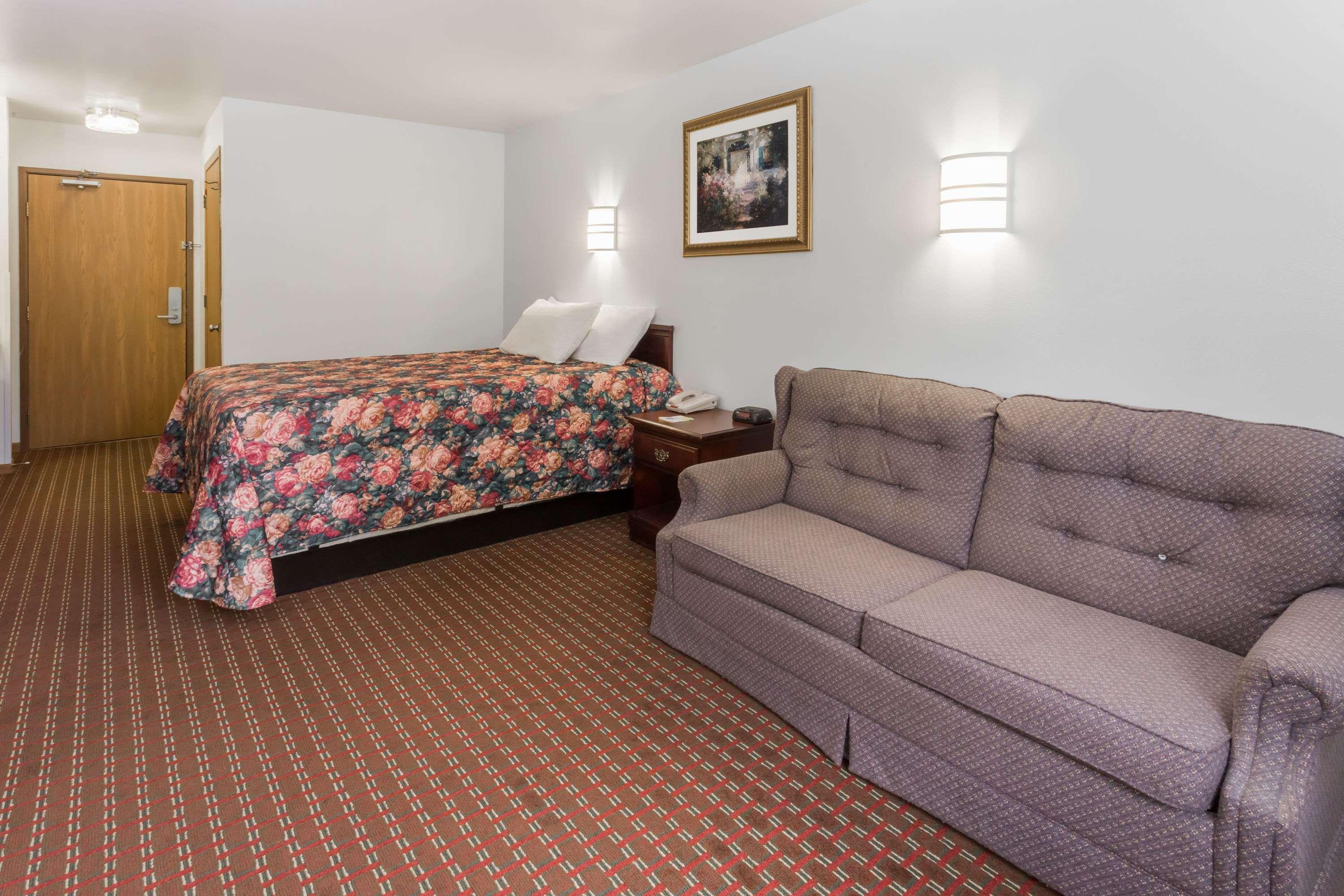 Days Inn By Wyndham Stoughton Wi. Bagian luar foto