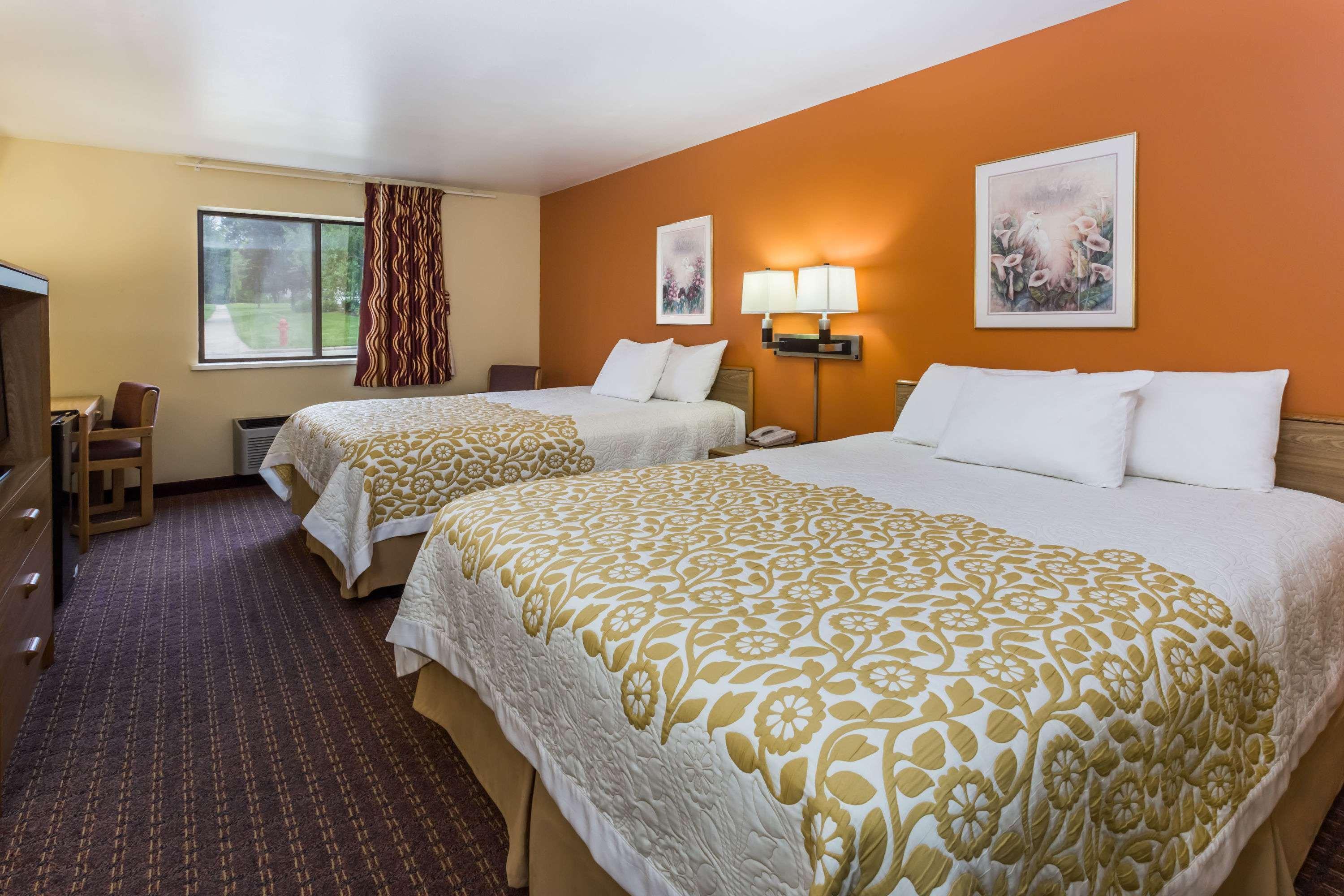 Days Inn By Wyndham Stoughton Wi. Bagian luar foto