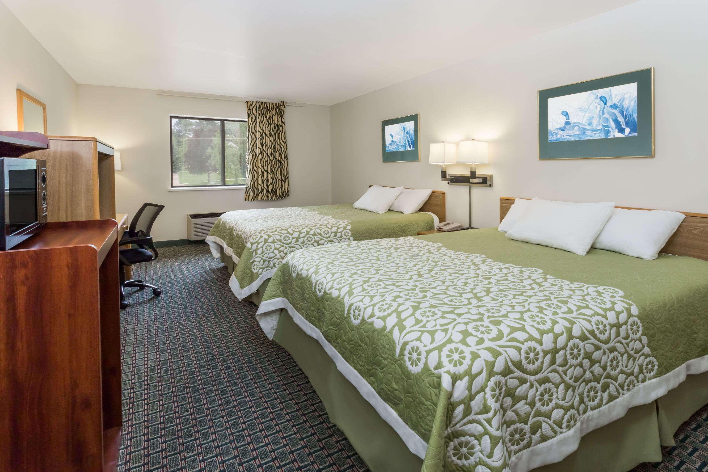 Days Inn By Wyndham Stoughton Wi. Bagian luar foto
