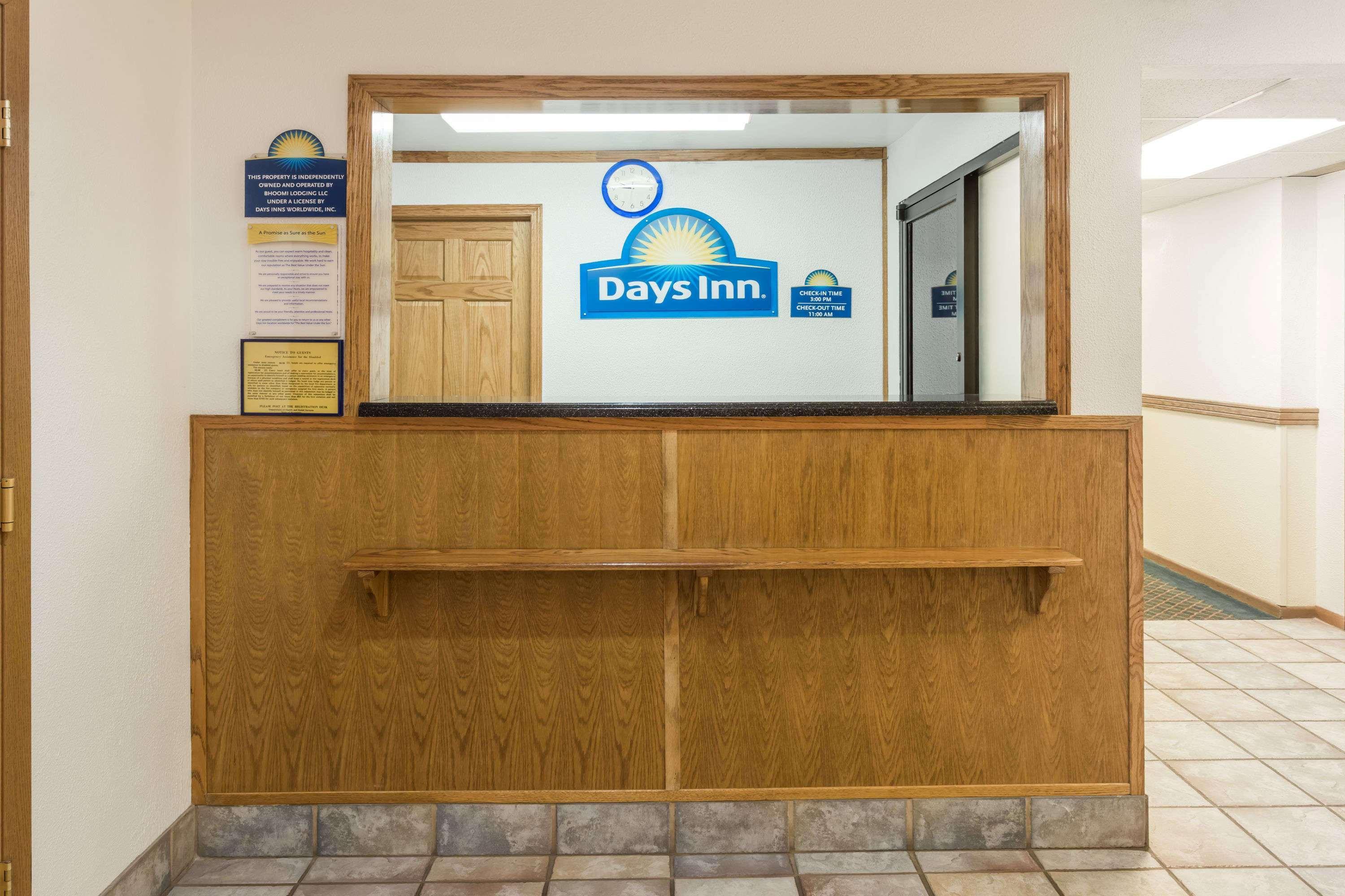 Days Inn By Wyndham Stoughton Wi. Bagian luar foto